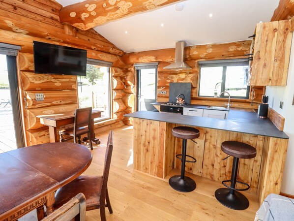 冰箱、电热水壶、烤面包机、厨具/餐具