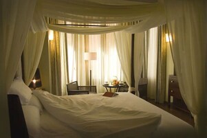 高级双人房 | 迷你吧、办公桌、免费 WiFi、床单