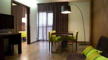 Een minibar, een bureau, gratis wifi, beddengoed