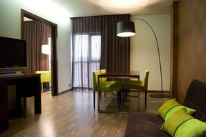 Minibar, escritorio, wifi gratis y ropa de cama 