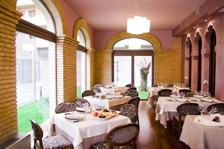 2 restaurantes, cocina local