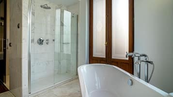 Superior tweepersoonskamer | Badkamer | Een haardroger, handdoeken