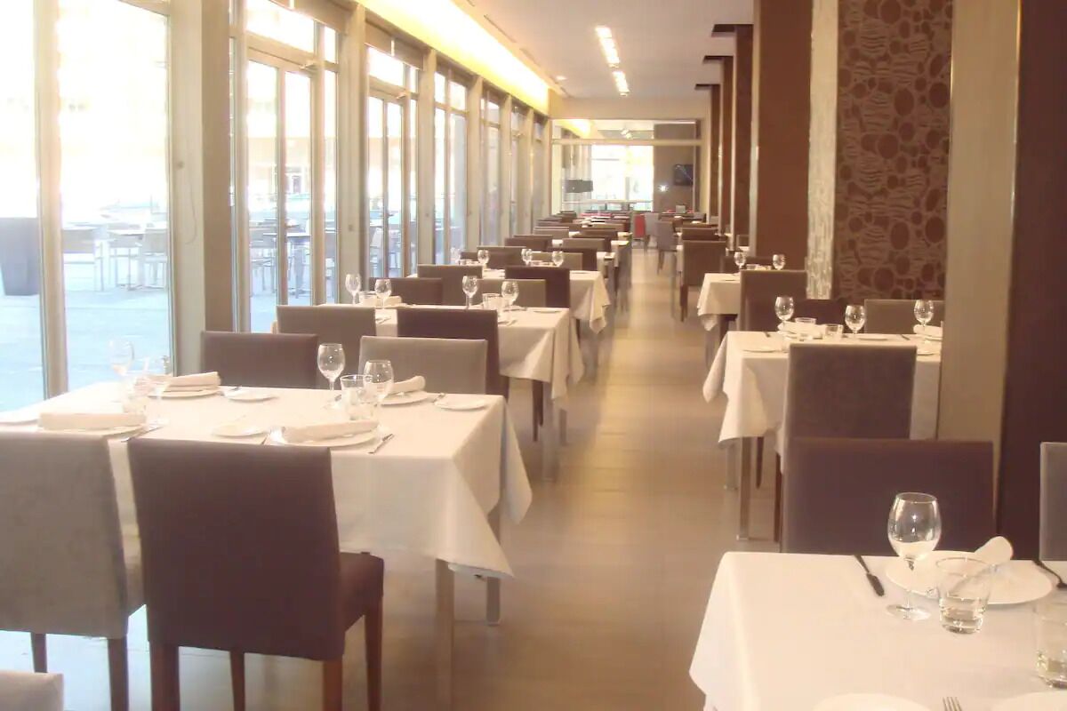 逢周一至周五供应自助式早餐（每人 EUR 8）