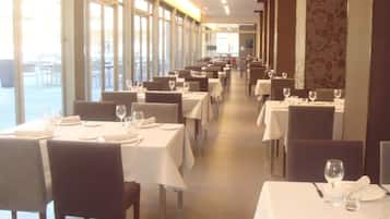 อาหารเช้าแบบบุฟเฟ่ต์ในวันธรรมดา (EUR 8 ต่อคน)