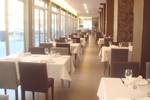朝食 (ビュッフェ)、平日に提供 (有料)