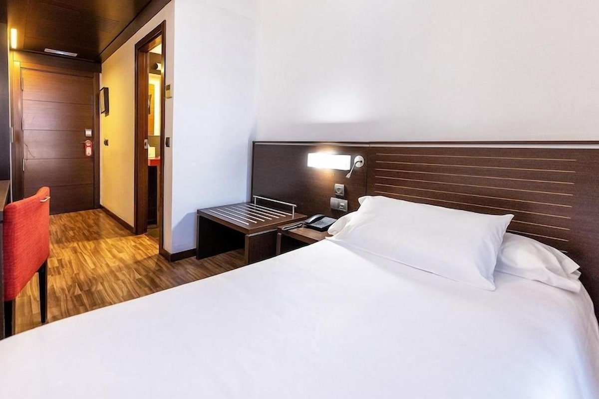 Minibar, desk, WiFi (free), bed sheets