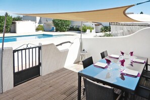 Outdoor dining - Terraced House Saintes-Maries Near Beaches (Saintes-Maries-de-la-Mer)