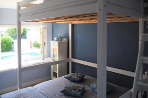 2 bedrooms, travel crib, free WiFi