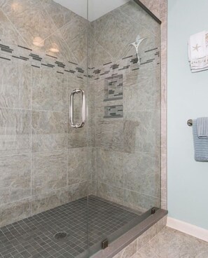 Ducha y bañera combinadas, secador de pelo, toallas y jabón
