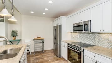 Refrigerador, microondas, horno y parrilla de estufa