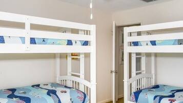 5 bedrooms, desk, iron/ironing board, travel crib