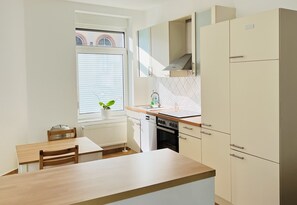 Een koelkast, een magnetron, een oven, een kookplaat