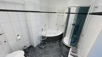 Badewanne, Whirlpool, Haartrockner, Handtücher