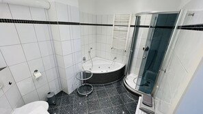 Bathtub, jetted tub, hair dryer, towels