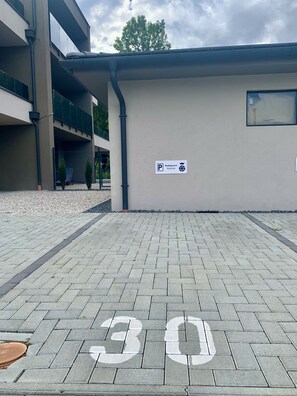 Ein Parkplatz mit einem Schild, das ihn als Parkplatz der Apartments Madagascar kennzeichnet.