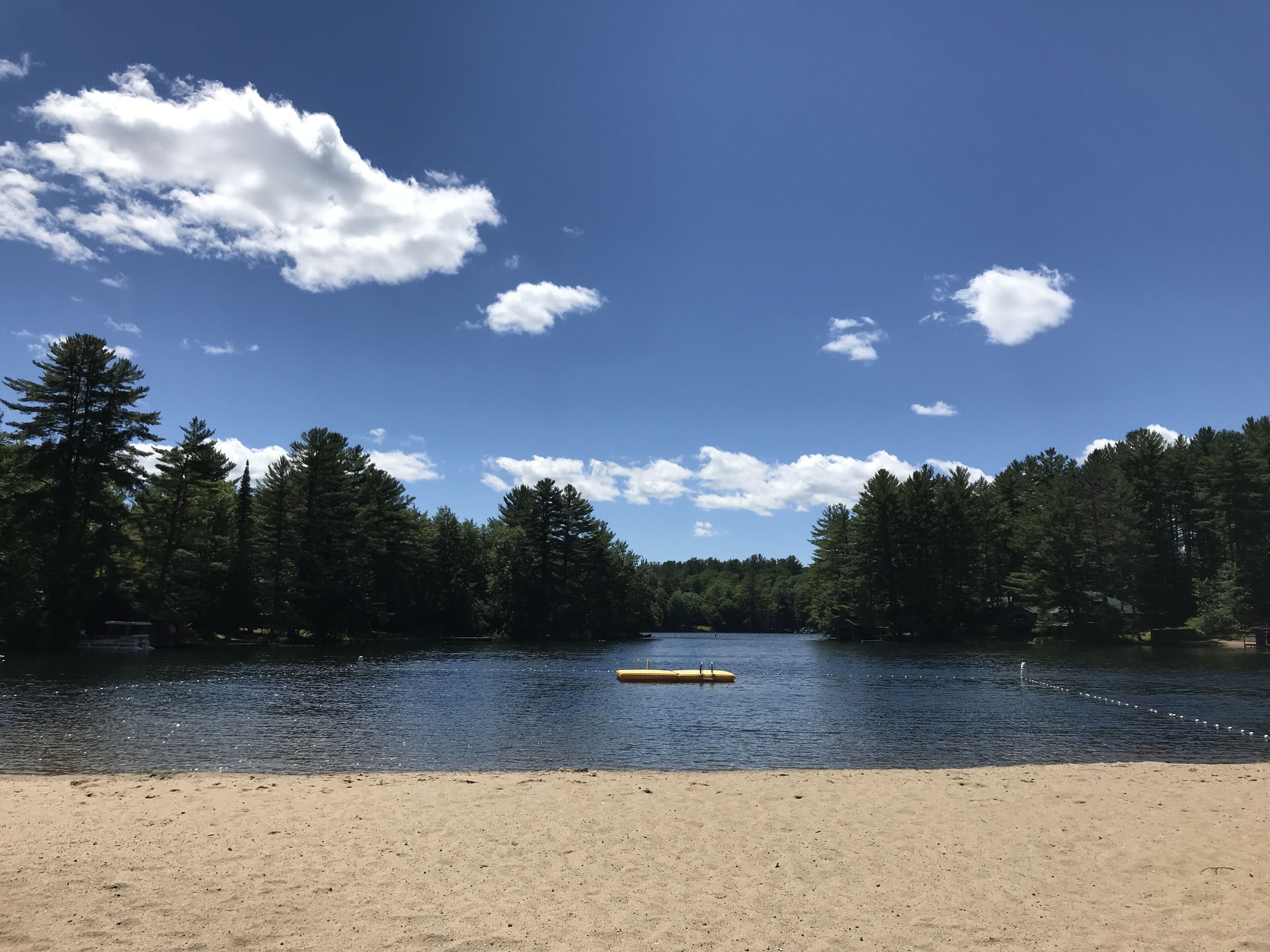 Vlak bij het strand, ligstoelen, strandlakens