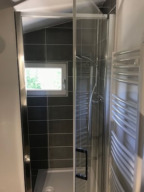 Shower, hair dryer, towels, soap - 4-6 Pers apartment in the heart of the Chartreuse at the foot of the ski slopes (Sarcenas)