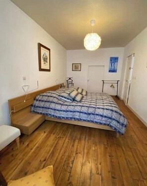 1 chambre, fer et planche à repasser, accès au Wi-Fi (inclus)