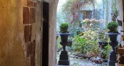 AT HOME ... at  Chez vous Ă   La CHANOINERIE du 15Ăšme -16Ăšme siĂšcle