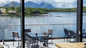 حيث تُقدم وجبات الإفطار، الغداء، العشاء، إطلالات على المحيط