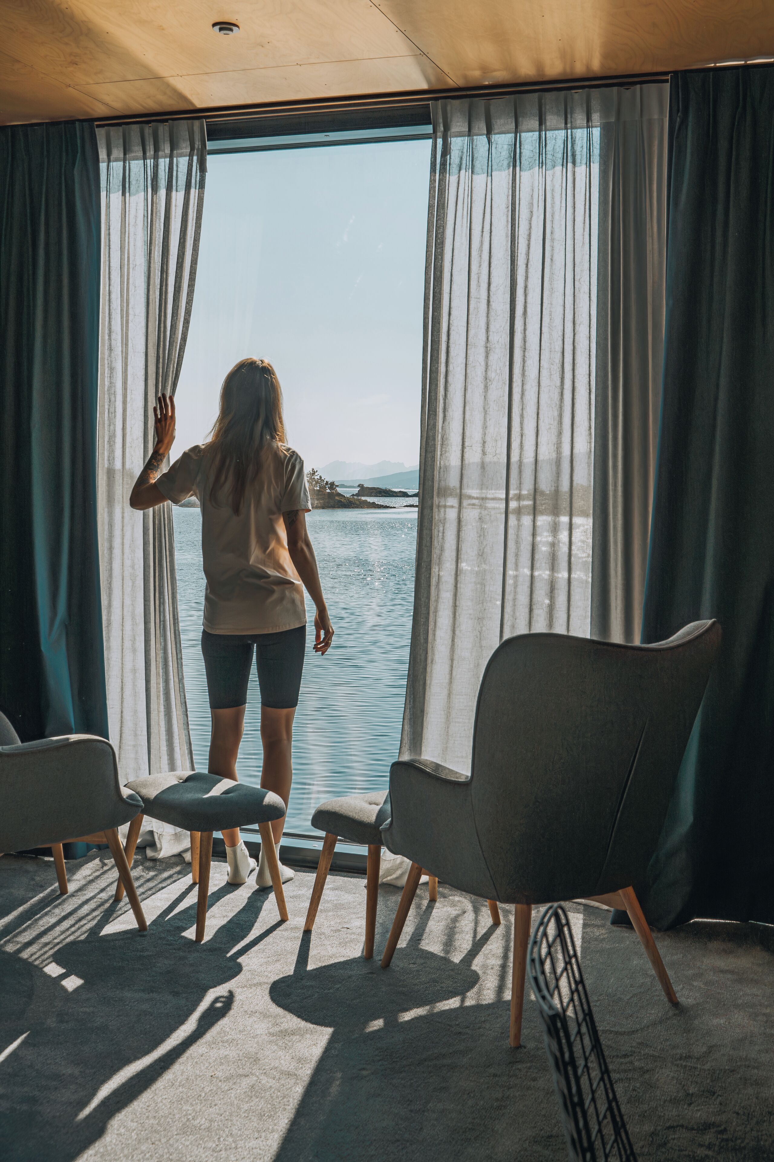 Escritorio, sistema de insonorización y tabla de planchar con plancha 