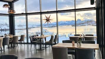 Se sirven desayunos, comidas y cenas con vista al mar