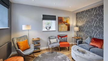 Télévision, lecteur de DVD, livres, espaces bureaux