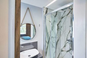 Dusche, Haartrockner, Handtücher, Shampoo