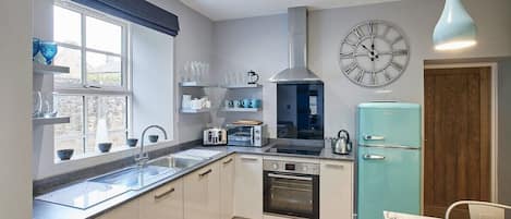 Frigorífico, microondas, horno y placa de cocina