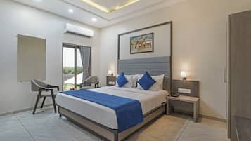 Classic Room with Balcony | Desk, bed sheets