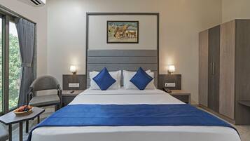 Classic Room with Balcony | Desk, bed sheets