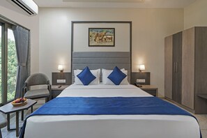 Classic Room with Balcony | Desk, bed sheets