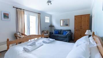 3 habitaciones, tabla de planchar con plancha y cuna de viaje