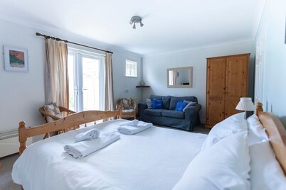 Tankerton Townhouse - parking - 150m to beach