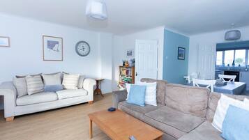 Smart TV, reproductor de DVD y futbolito