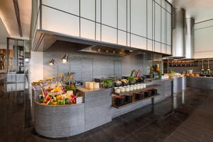 Daily buffet breakfast (CNY 158 per person)