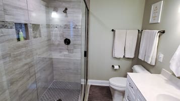 Ensemble douche/baignoire, sèche-cheveux, serviettes fournies, savon