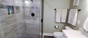 Large Luxury 4 bed/3 bath Beach House-2 Blocks to beach, 1 Block to Bay
