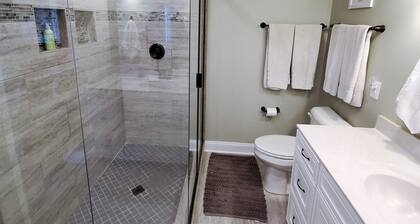 Large Luxury 4 bed/3 bath Beach House-2 Blocks to beach, 1 Block to Bay