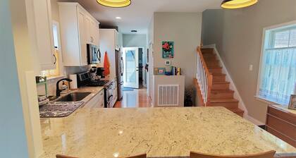 Large Luxury 4 bed/3 bath Beach House-2 Blocks to beach, 1 Block to Bay