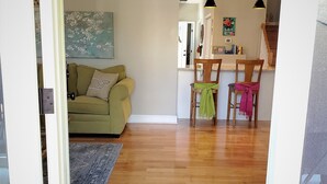 A living room with a sofa, a rug, and a painting on the wall. - Large Luxury 4 bed/3 bath Beach House-2 Blocks to beach, 1 Block to Bay (Colonial Beach)