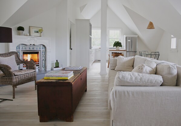 Smart-TV, Kamin, Bücher