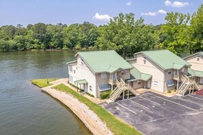 Exterior - Tranquil Lakeside Country Getaway!- Pet Friendly (Hot Springs)