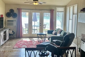 TV - Tranquil Lakeside Country Getaway!- Pet Friendly (Hot Springs)
