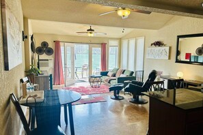 TV - Tranquil Lakeside Country Getaway!- Pet Friendly (Hot Springs)