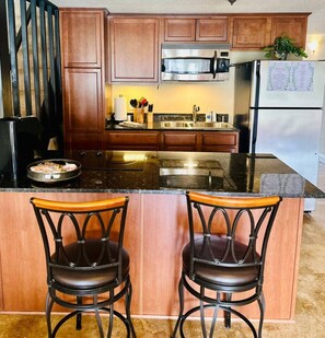 Fridge, microwave, stovetop, coffee/tea maker - Tranquil Lakeside Country Getaway!- Pet Friendly (Hot Springs)