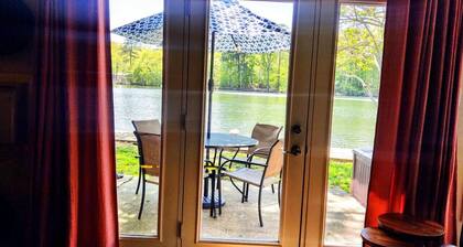 Tranquil Lakeside Country Getaway!- Pet Friendly