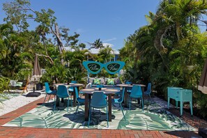 Outdoor dining - Captain Ed's Cottage at Palmview Inn of Sanibel (Sanibel)
