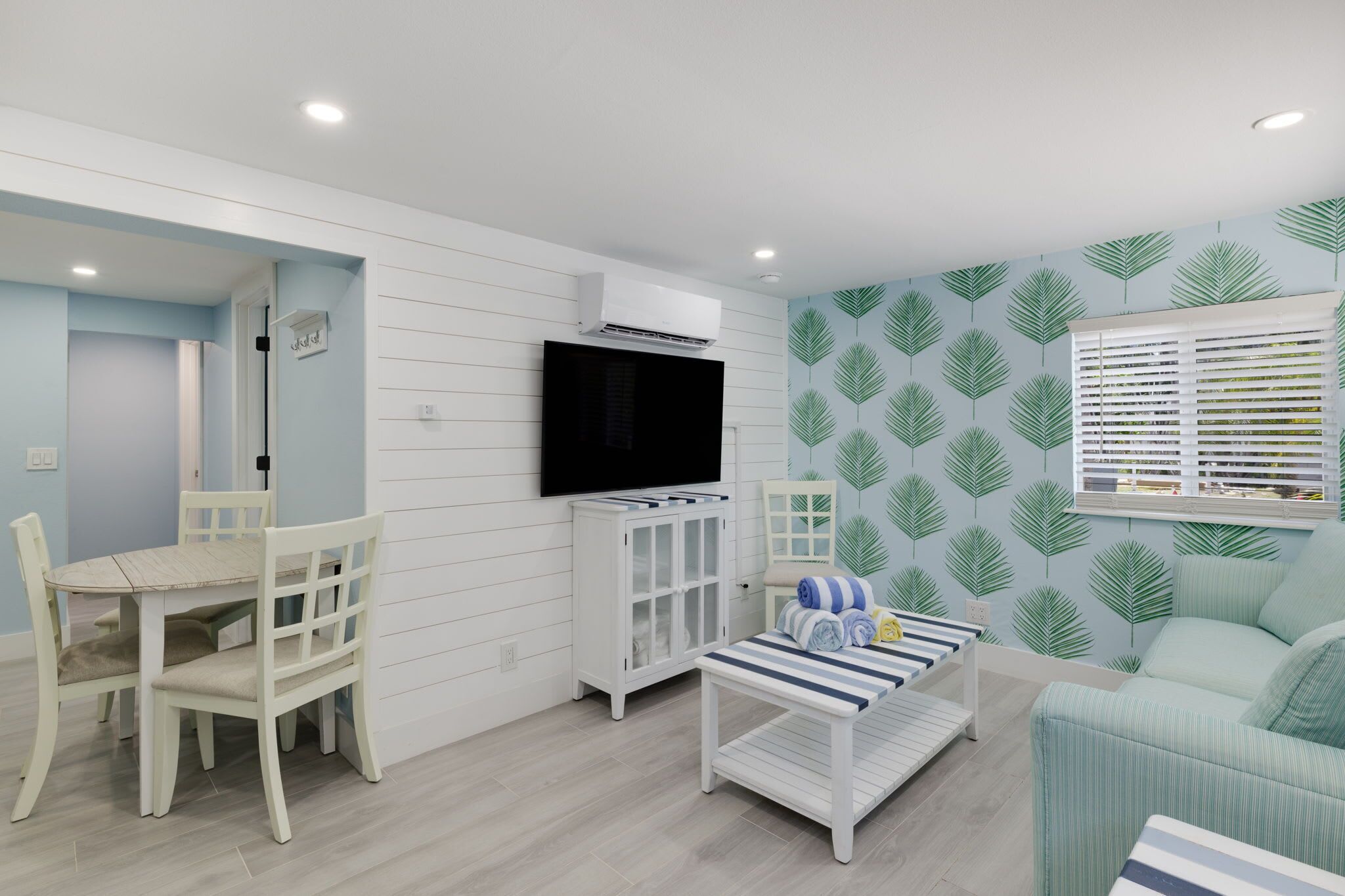 Televisión, libros, oficina