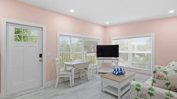 Una televisión, libros, una oficina